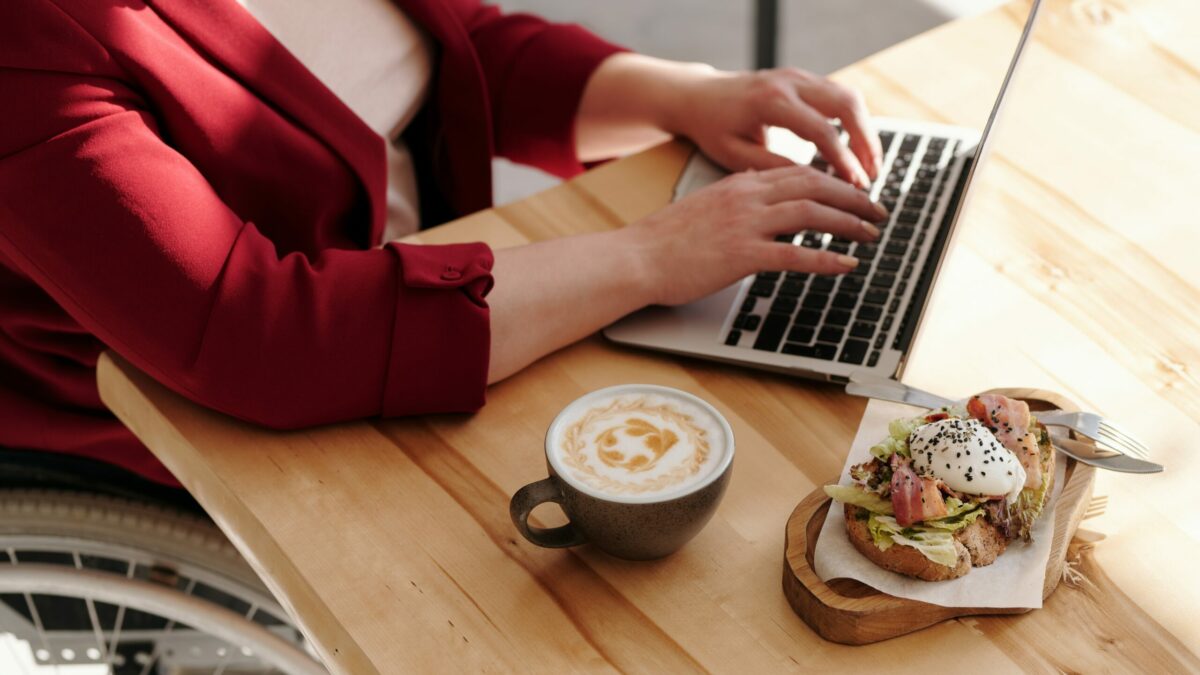 coffee_break_sandwich_lunch_learn_laptop_work_(c) pexels_Marcus Aurelius