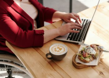 coffee_break_sandwich_lunch_learn_laptop_work_(c) pexels_Marcus Aurelius